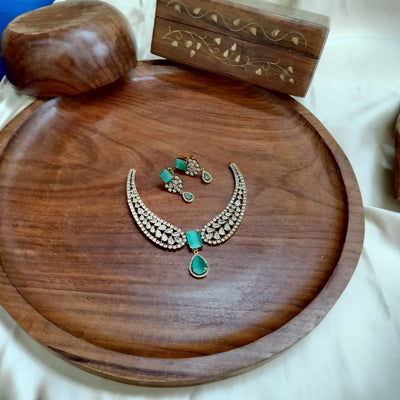 Laya-Victorian Neck set