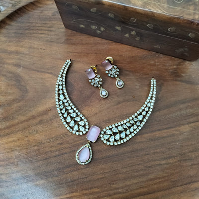 Laya-Victorian Neck set