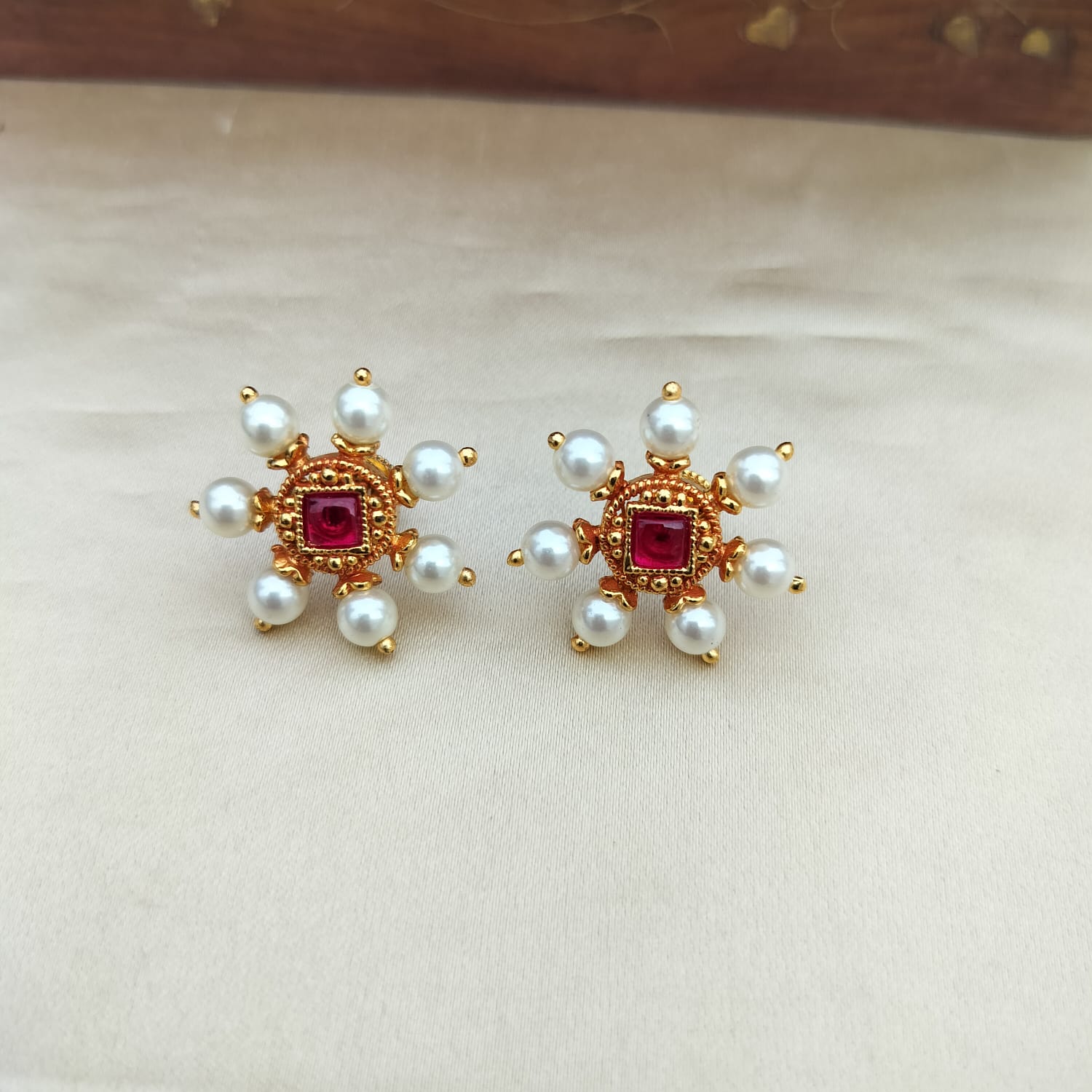 Pearls cluster studs 