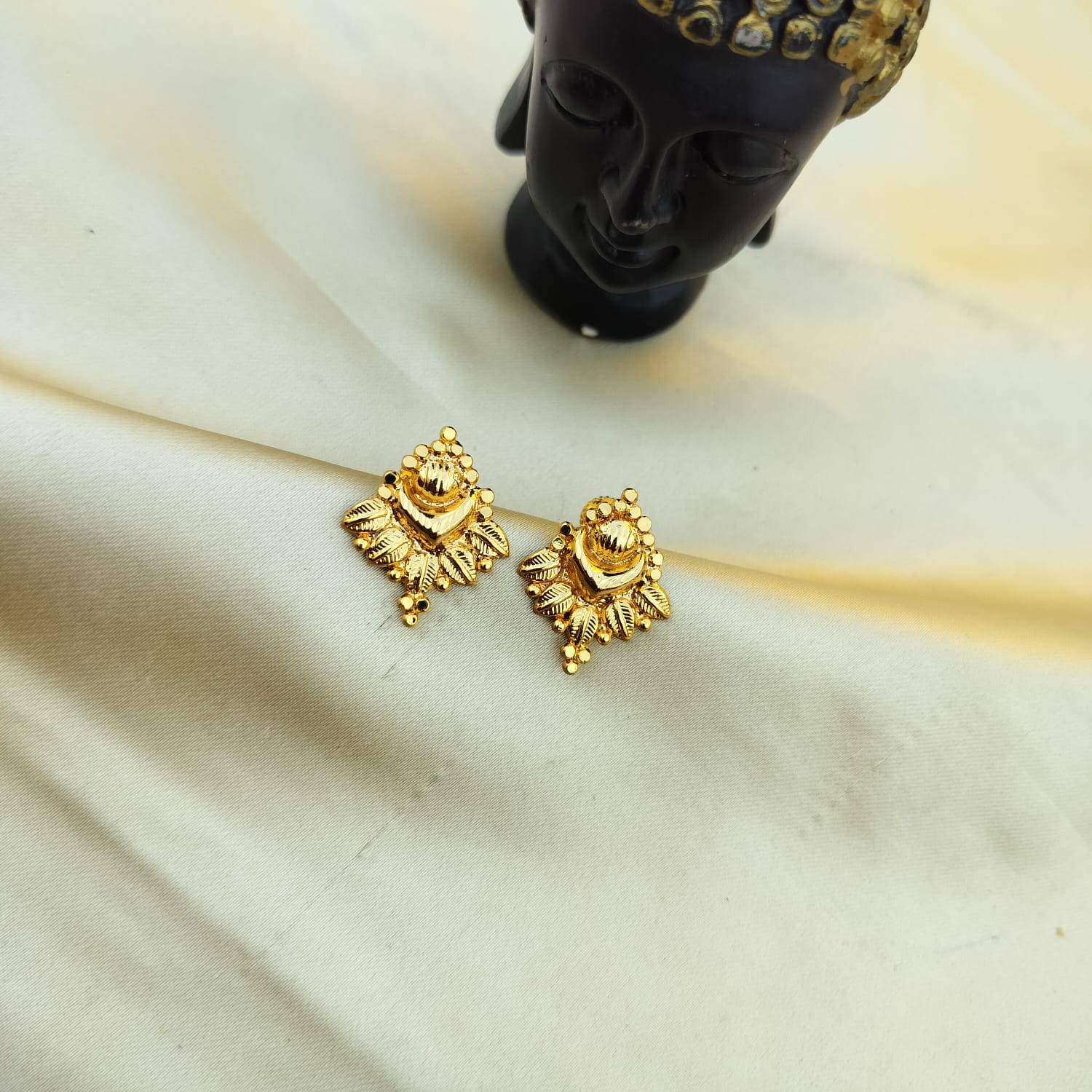 Gold replica stud 