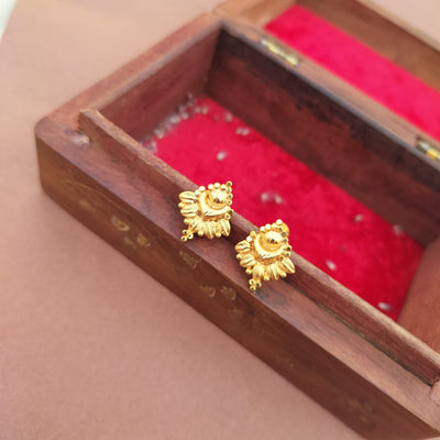 Gold replica stud 