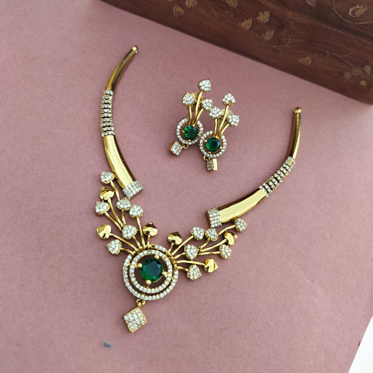 Swasti-Indo western Neckpiece