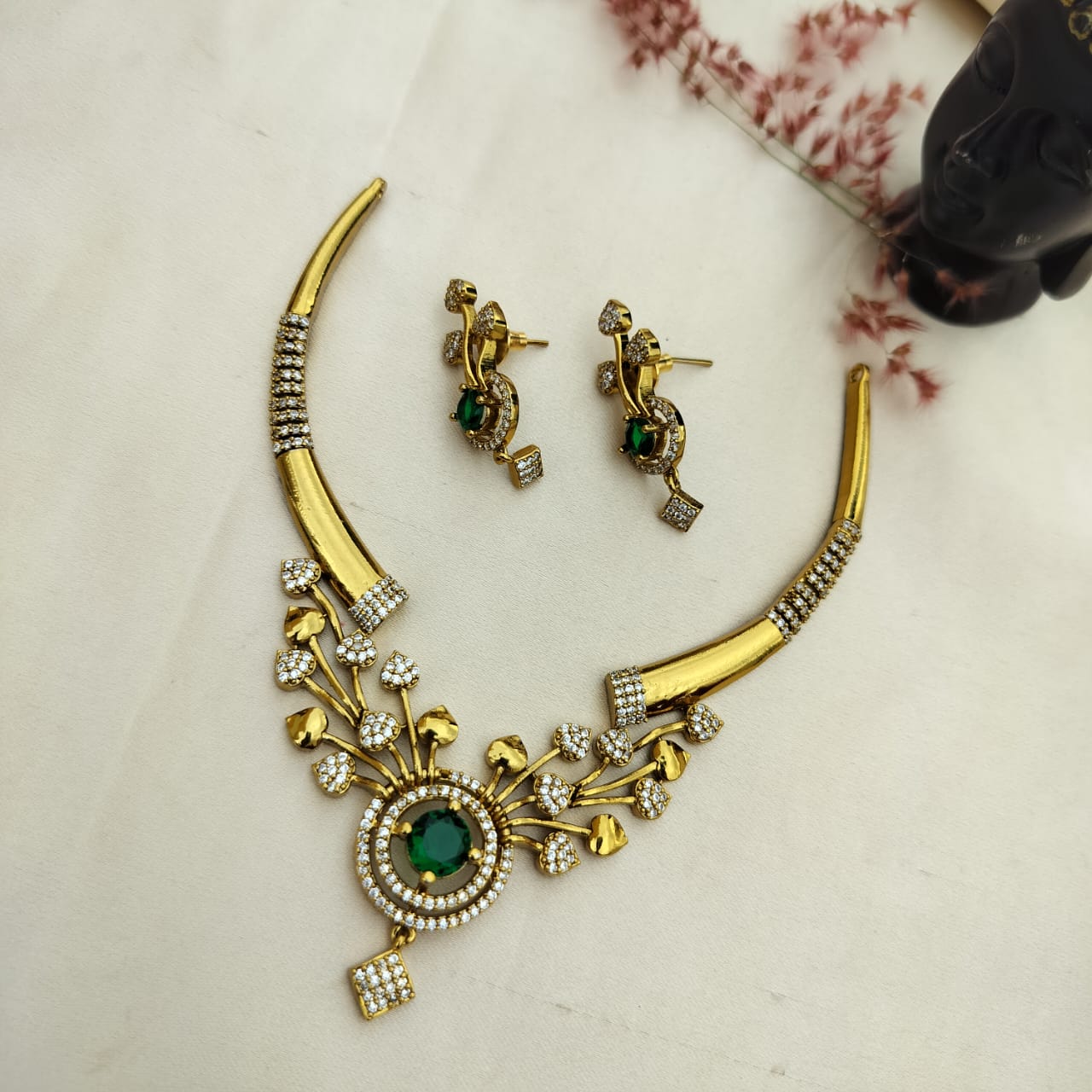 Swasti-Indo western Neckpiece